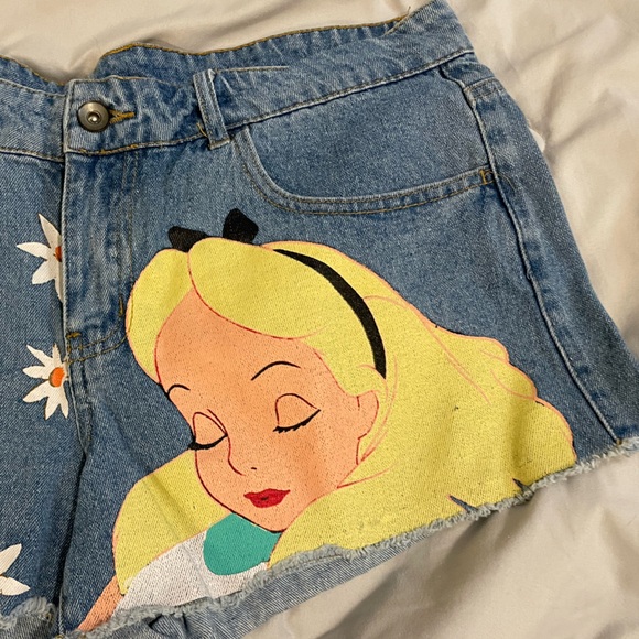 Disney Alice in Wonderland Denim Shorts Daisies Floral Size 11 - Picture 2 of 6